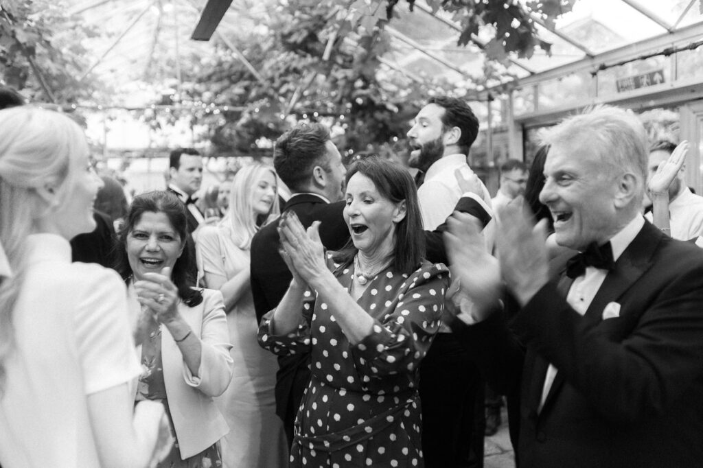 guest reactions during first dance