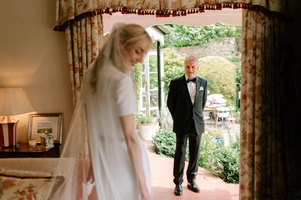 brides father seeing her for the first time