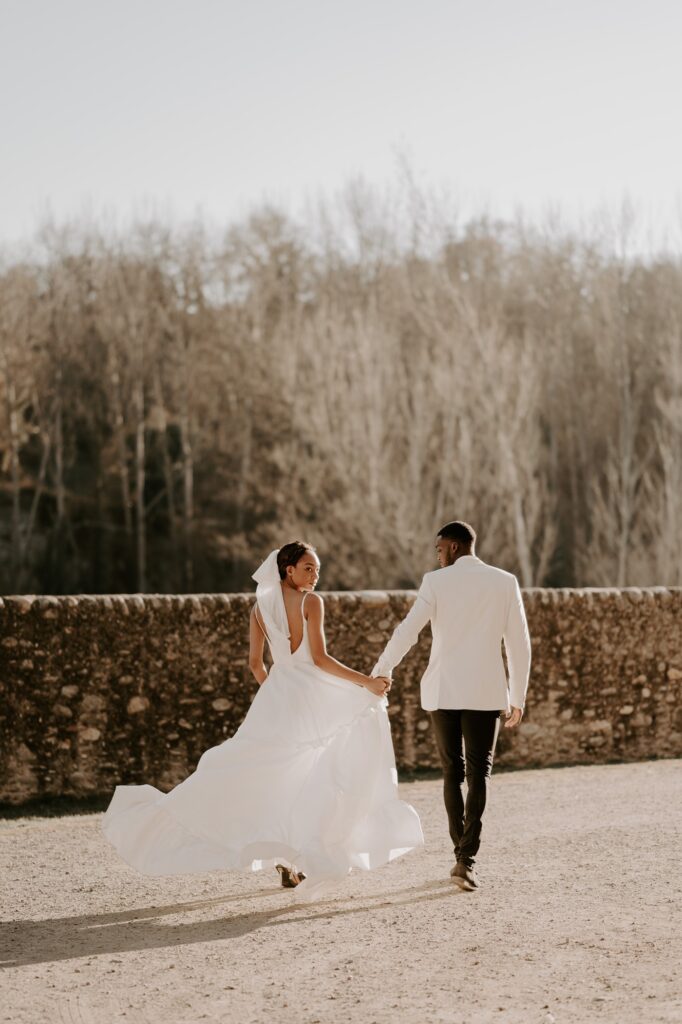 couple walking outside at Colonia Rusinol at sunset