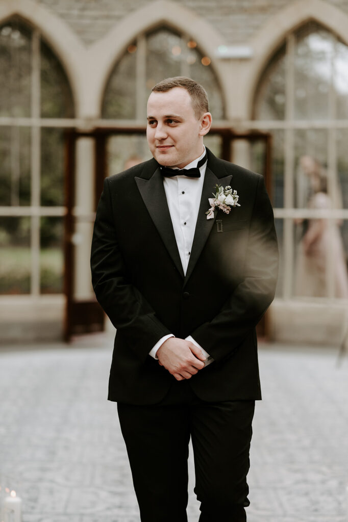 groom awaiting bride