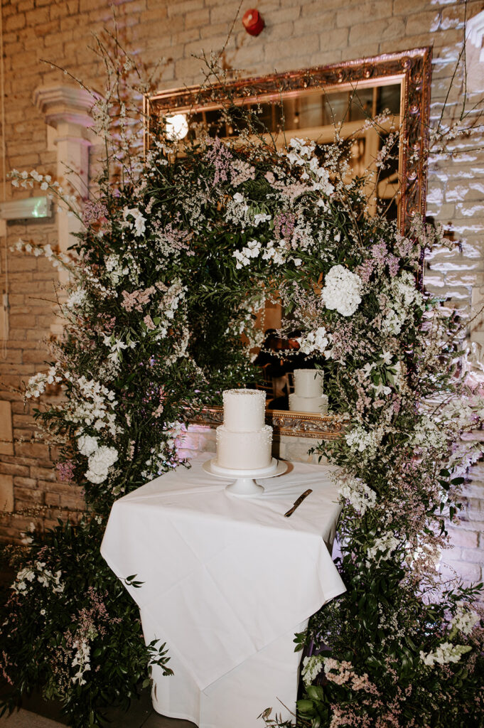 wedding cake at tortworth court